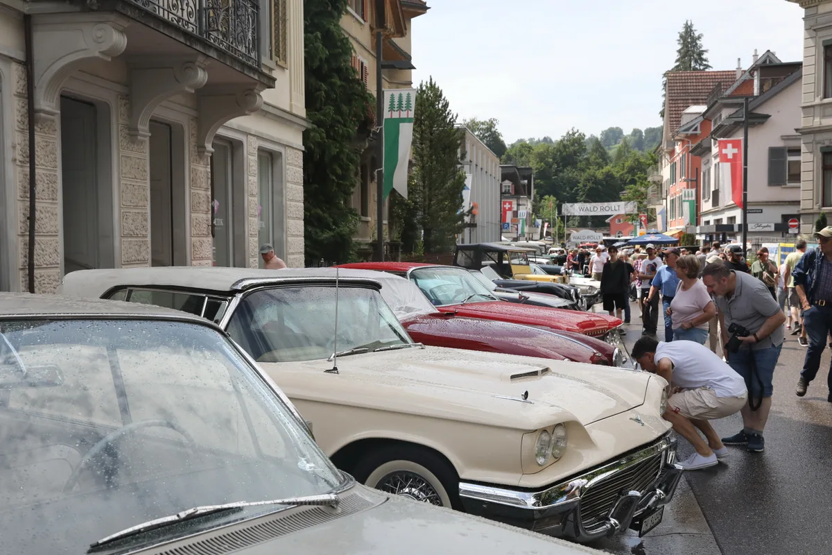 Man sieht diverse Oldtimer an der Veranstaltung «Wald rollt».